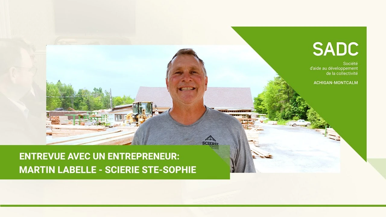 Couverture de l’entretien SADC : Martin Labelle devant la Scierie Ste-Sophie, avec le titre et la marque de l’éditeur.